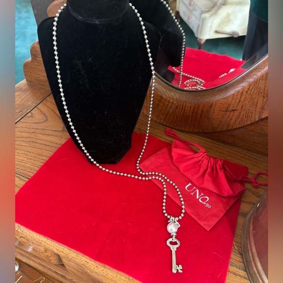 Uno de 50 pearl + key necklace - Picture 3 of 4